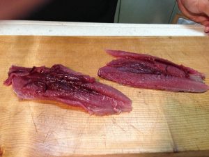 カツオの三枚おろし